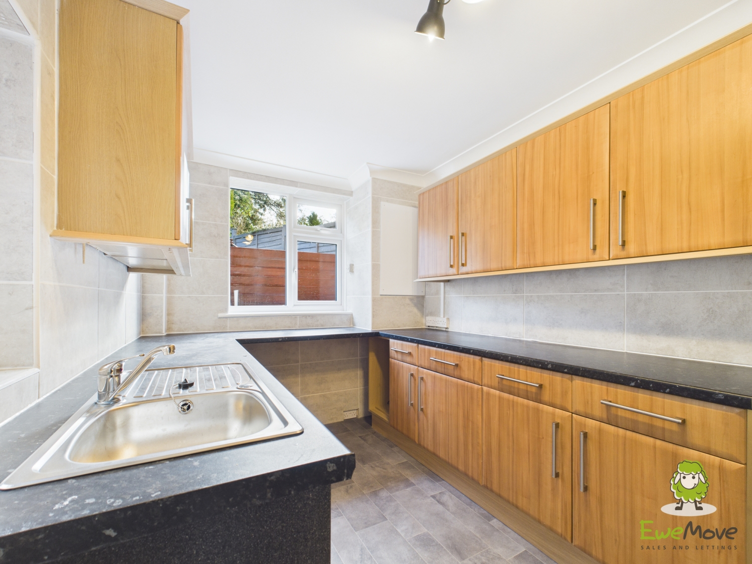 EweMove Basingstoke Estate Agents 78 Winchester Road -Kitchen 2