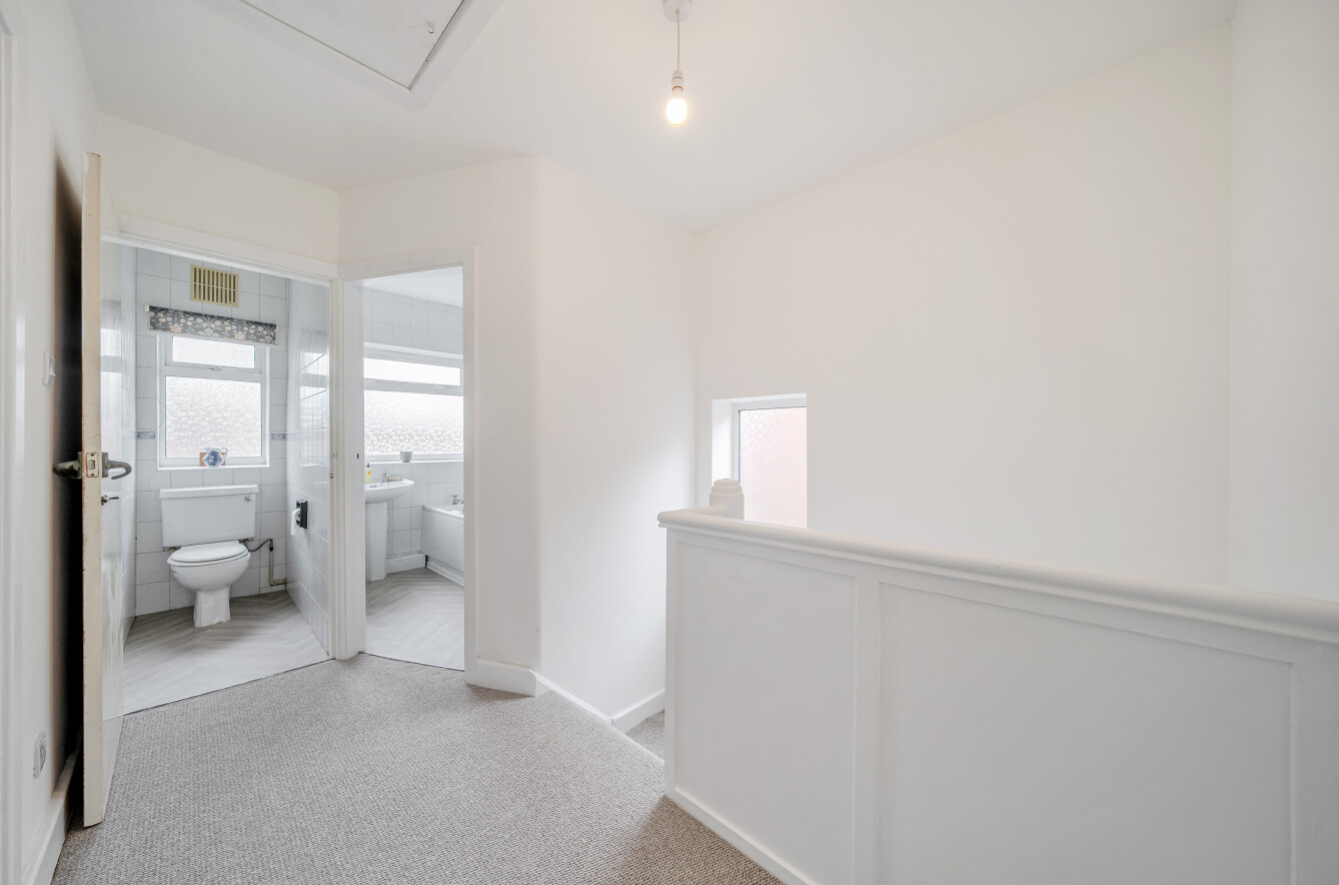 9 Crossacres Road, Manchester, photo 2