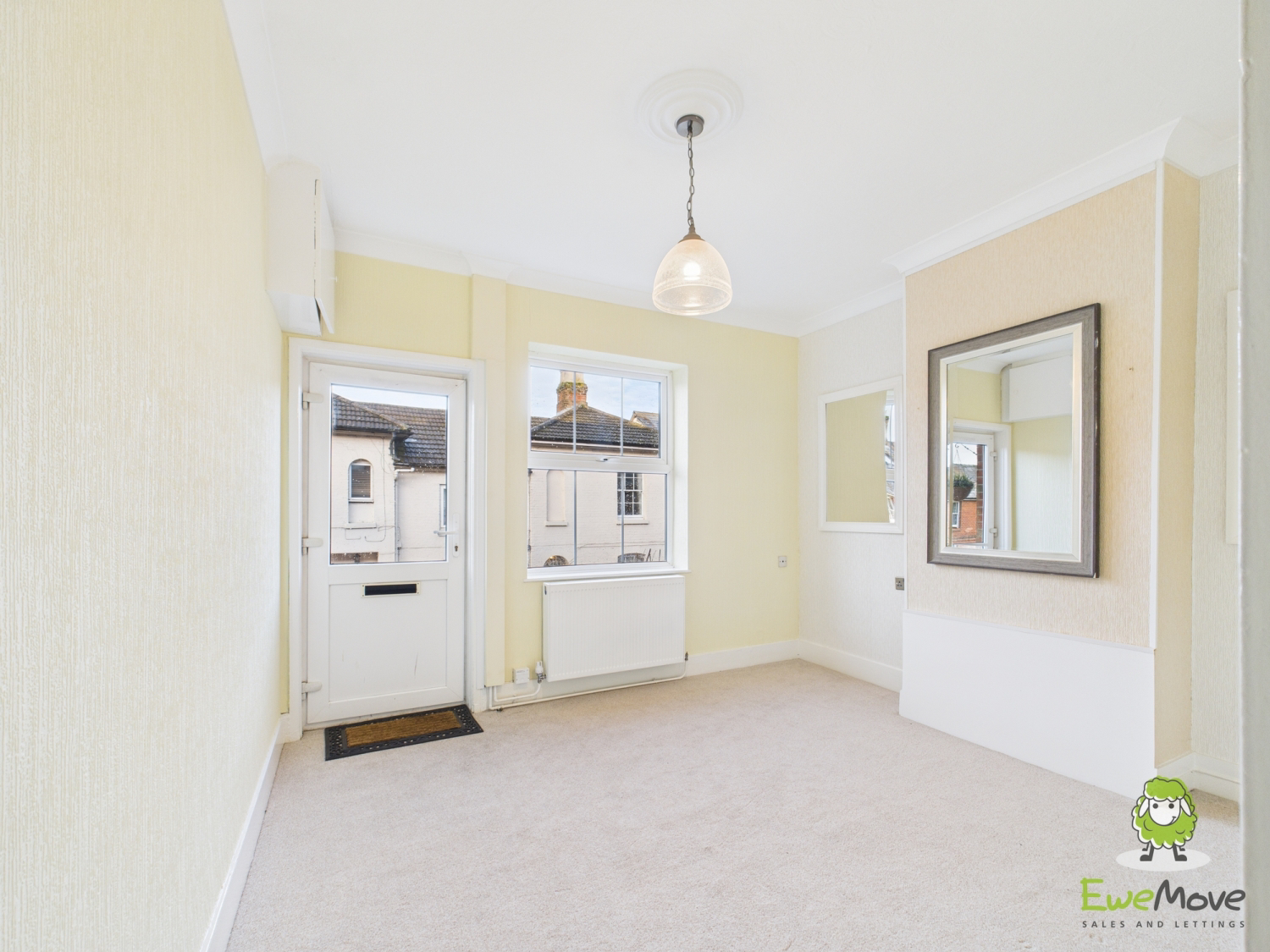 EweMove Basingstoke Estate Agents 78 Winchester Road -Living room