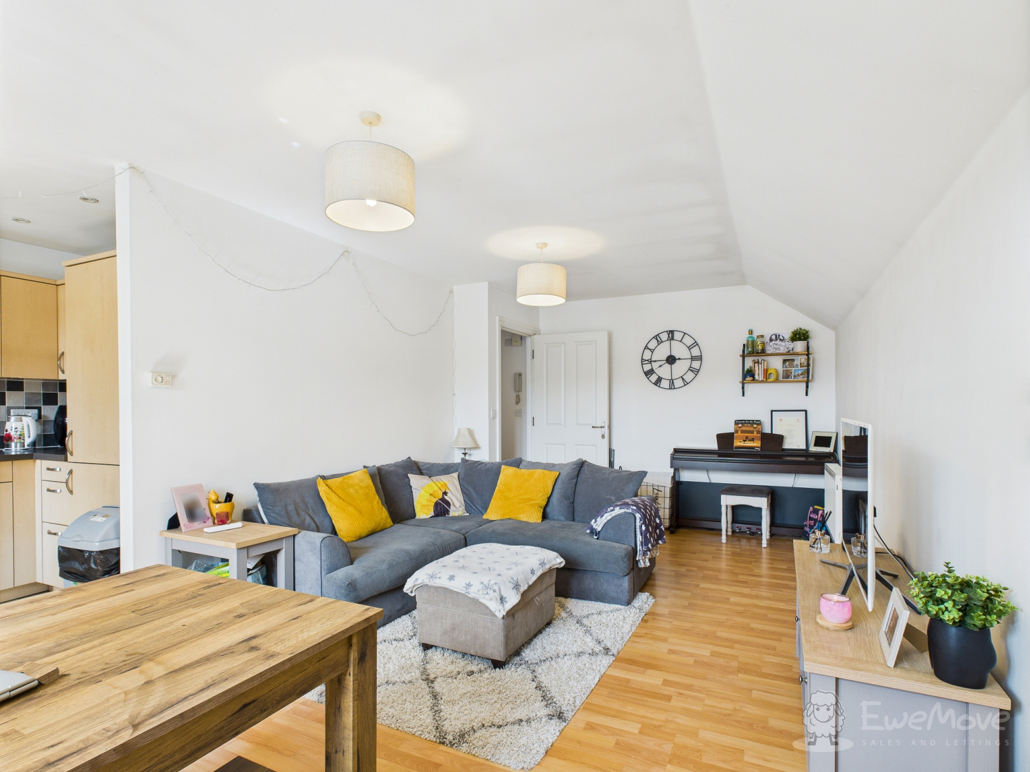 Hawthorn Way, Lindford, Bordon, Hampshire, GU35, photo 2
