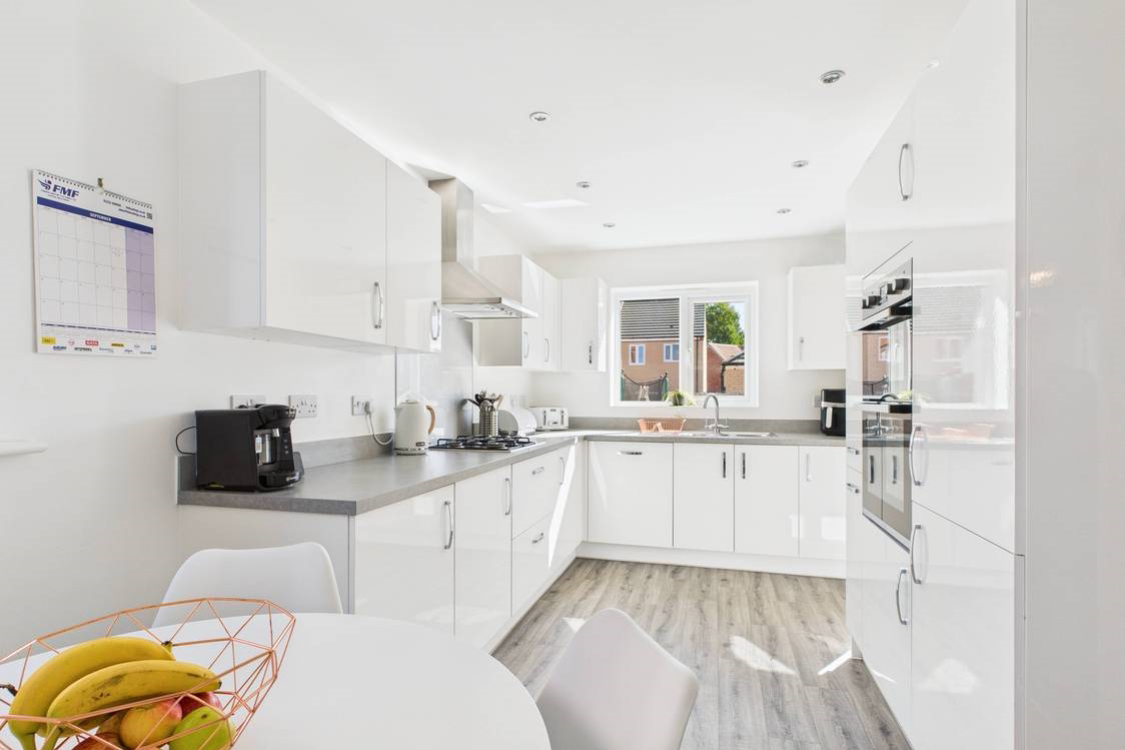 Perfect for a quick breakfast or doing homework whilst dinner cooks this kitchen comfortably fits a table and chairs