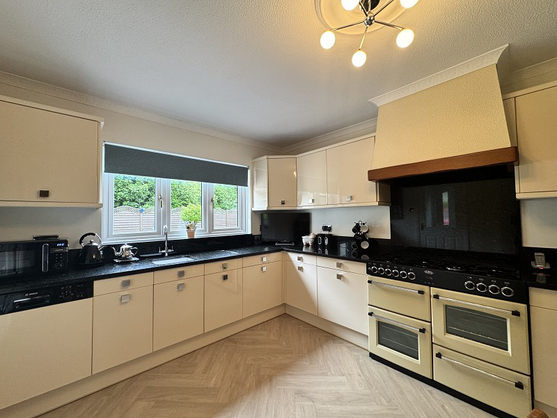 Royal Oak Court, Llandybie, Ammanford, Carmarthenshire., photo 4