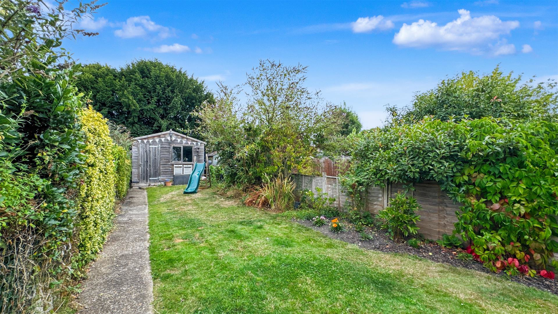 Badshot Lea Road, Farnham, photo 2