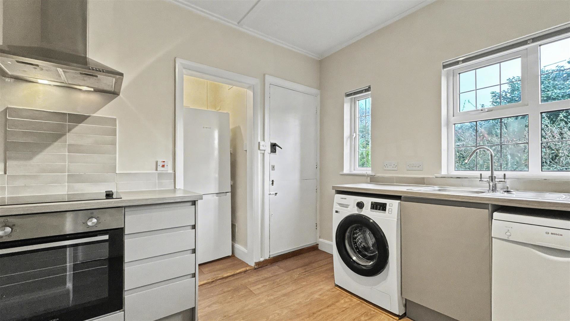 Pierrefondes Avenue, Farnborough, photo 4