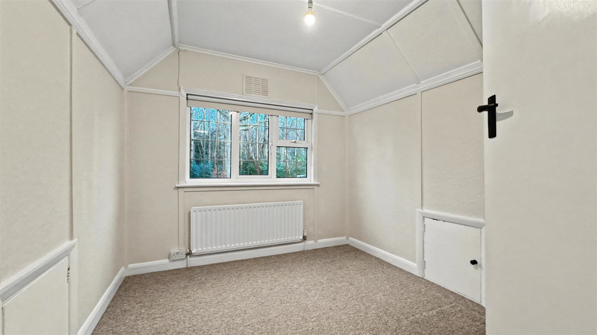 Pierrefondes Avenue, Farnborough, photo 10