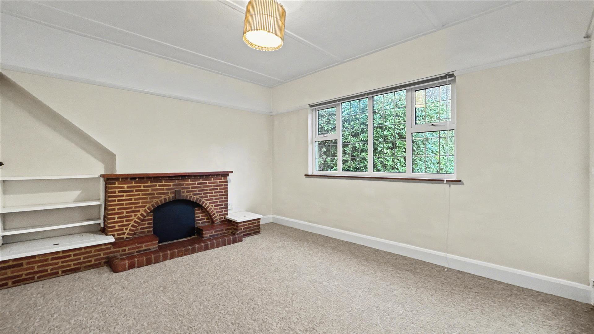 Pierrefondes Avenue, Farnborough, photo 3