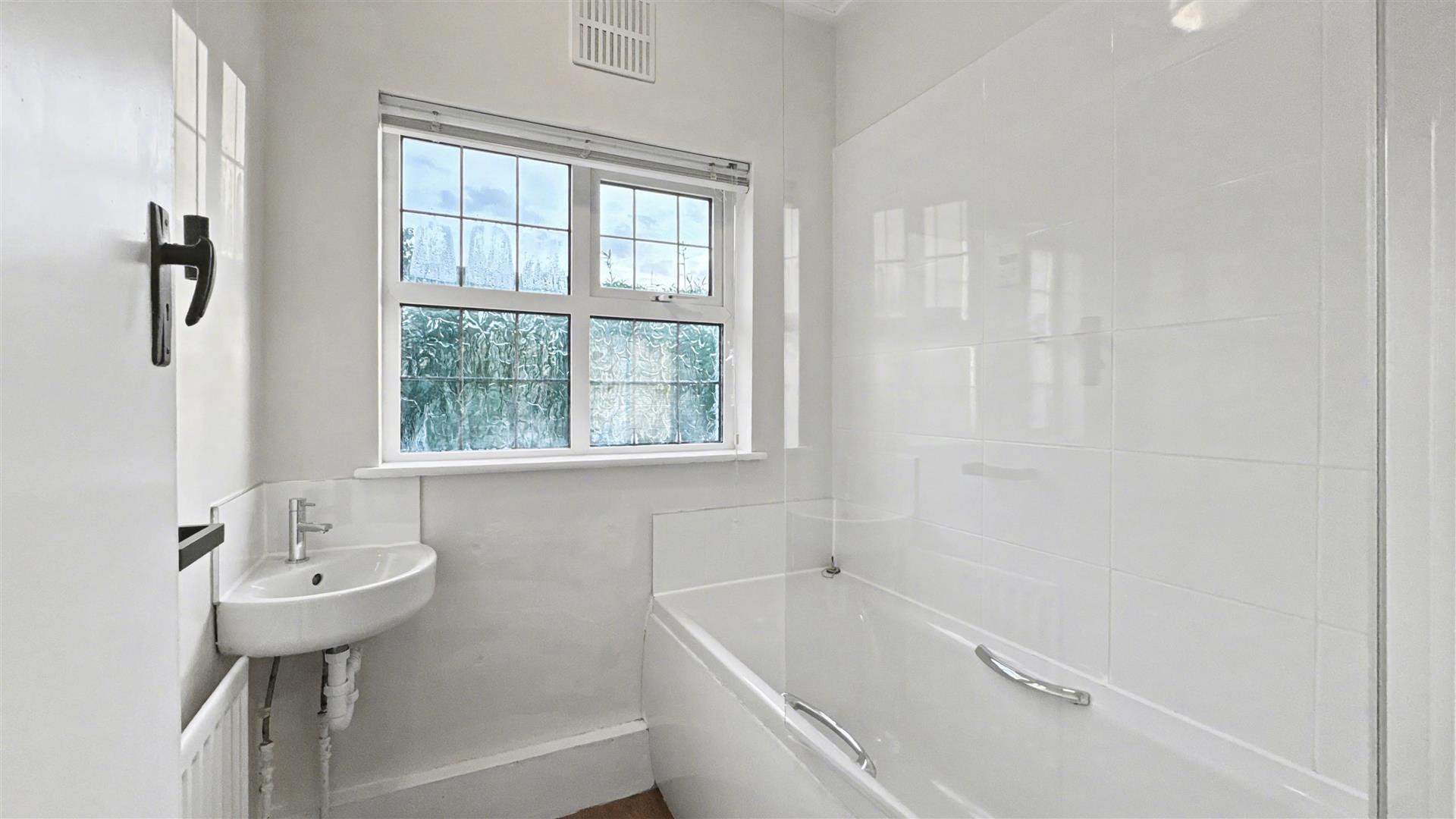 Pierrefondes Avenue, Farnborough, photo 7