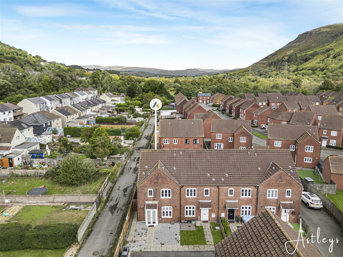 Llys Rhaeadr, Godrergraig, Swansea