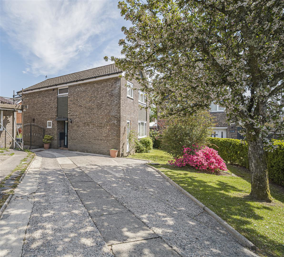 Llwyn-Yr-Hebog, Parc Gwernfadog, Morriston, Swansea