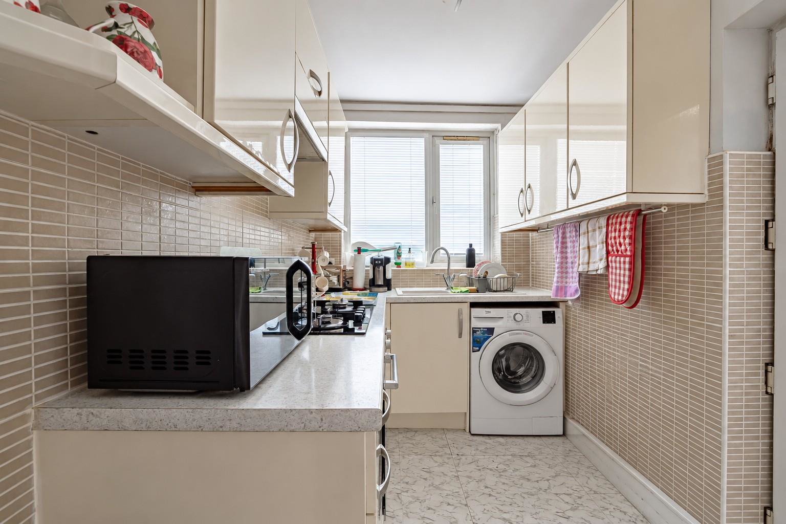 Elmhurst Crescent, St. Thomas, Swansea, photo 4