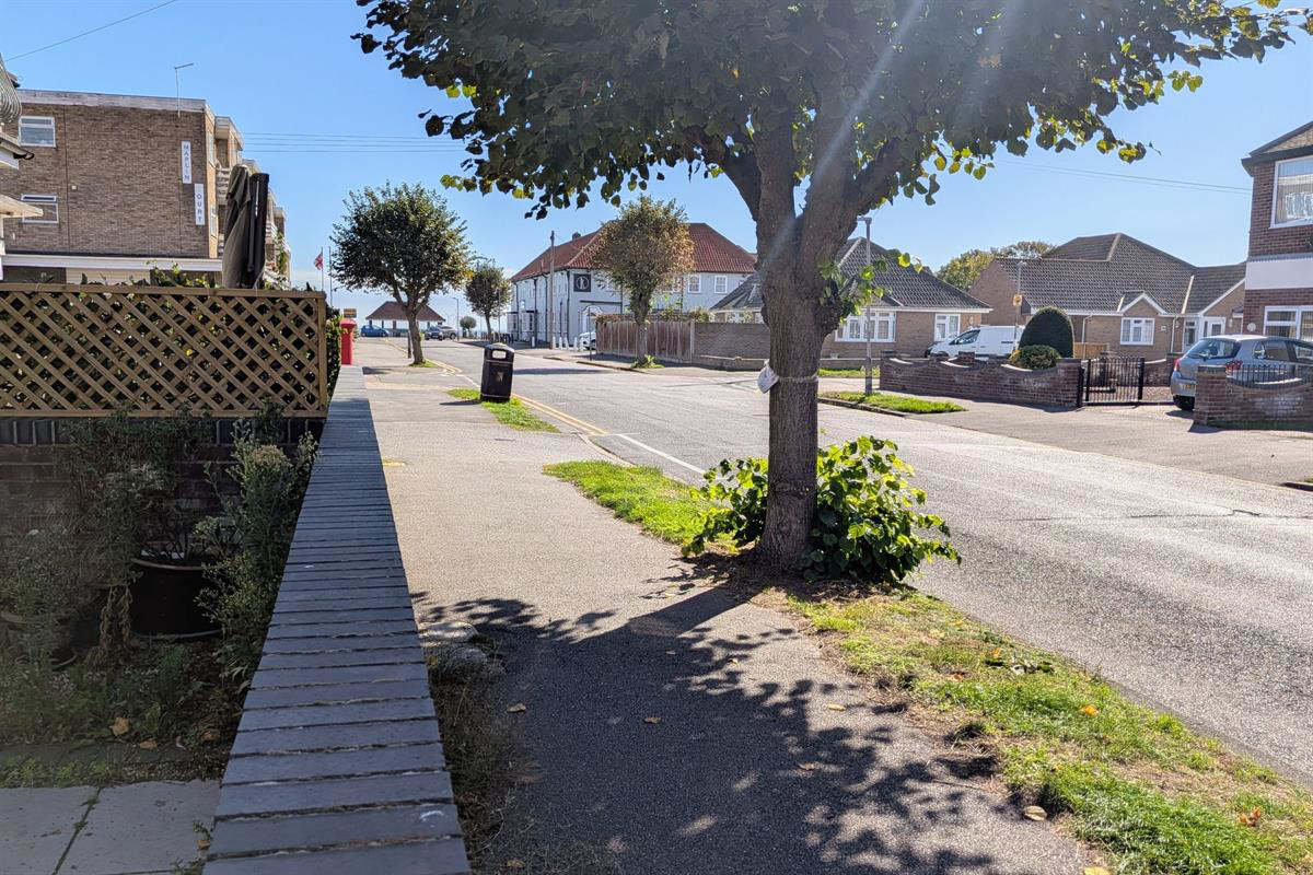 Kings Avenue, Clacton-on-Sea, photo 13