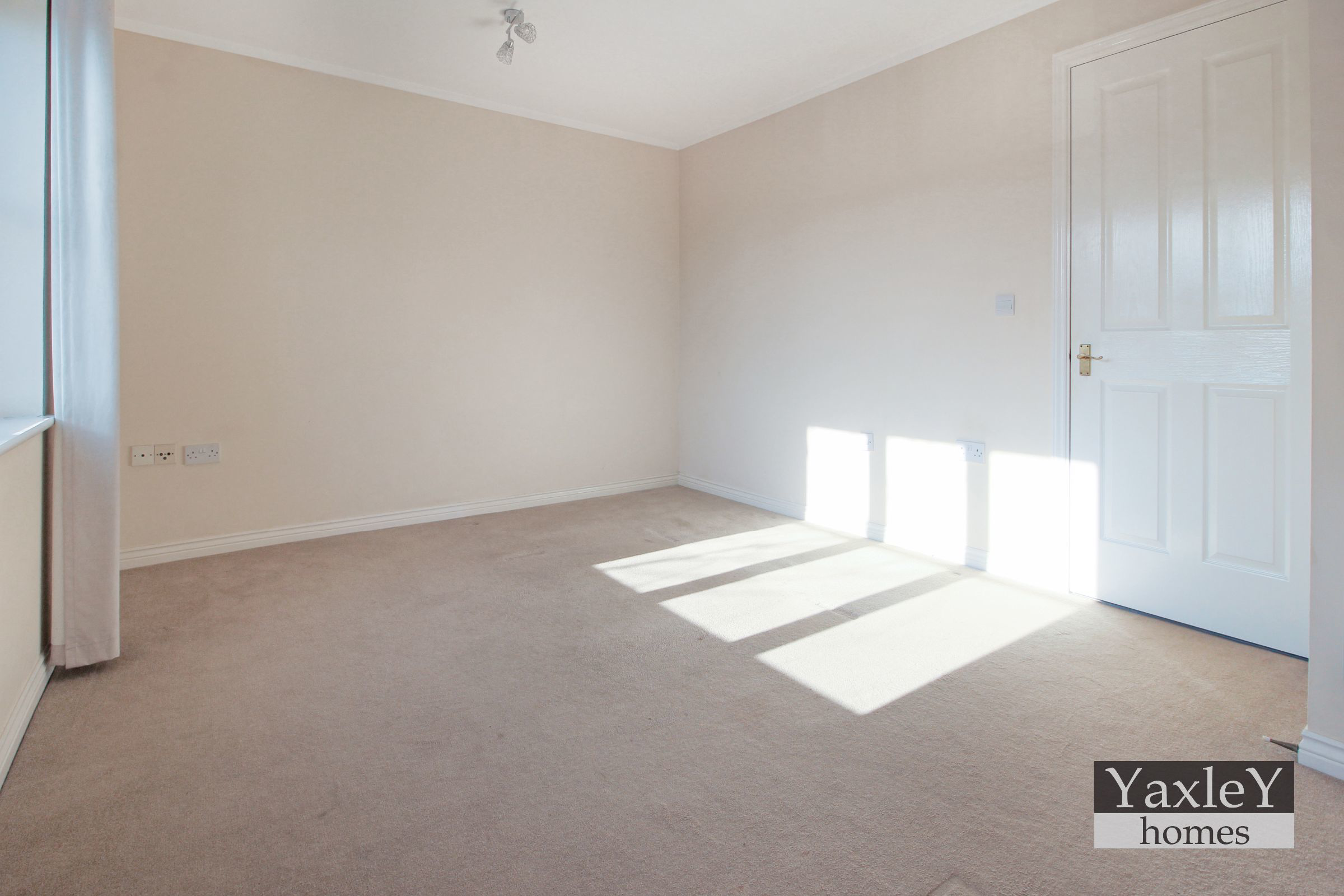 Halcyon Close, Witham Essex CM8 1GW, photo 2
