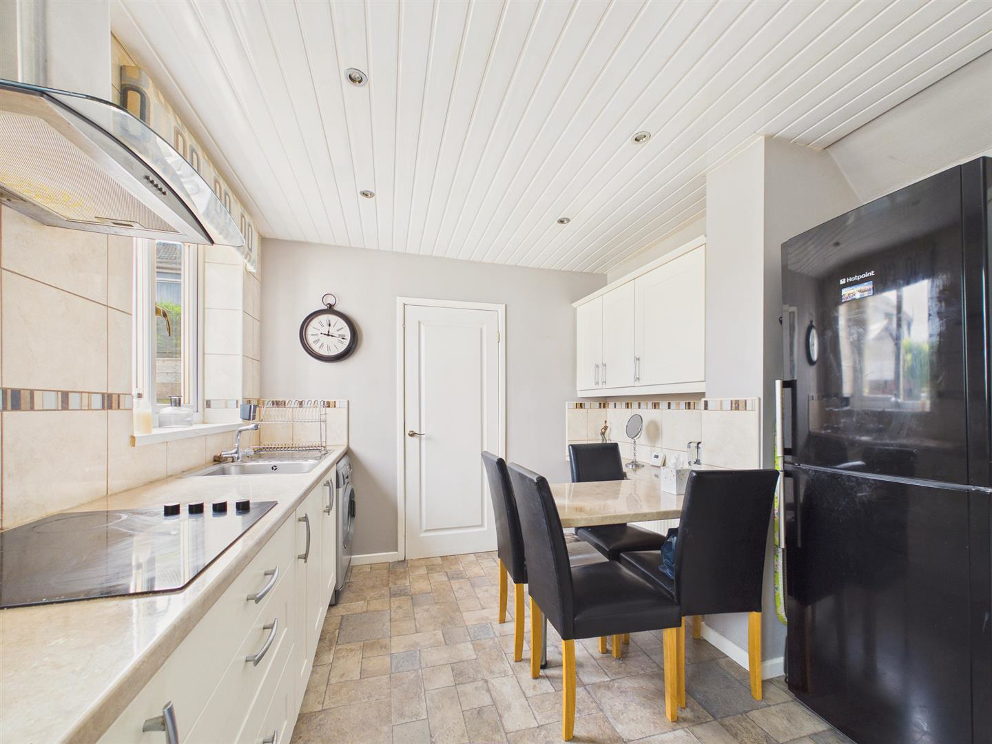 BREAKFASTING KITCHEN