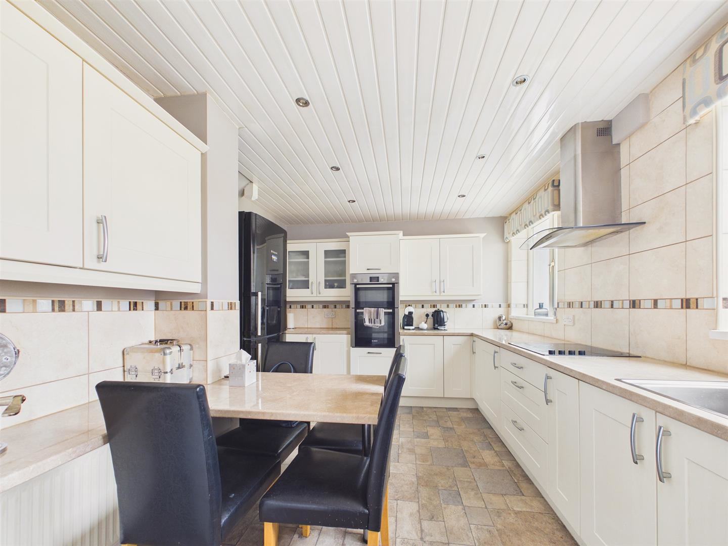 BREAKFASTING KITCHEN