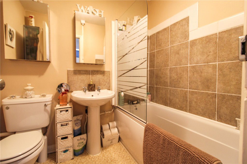 Linden Court, Hollin Lane, Leeds, LS16, photo 12