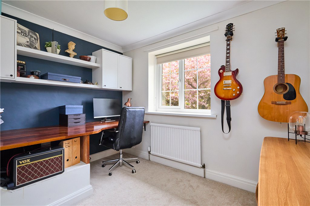 Bedroom / Office
