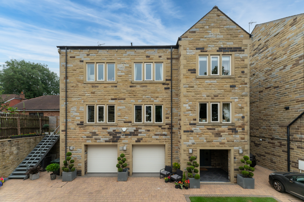 College Gardens, Bingley, West Yorkshire, BD16, photo 54