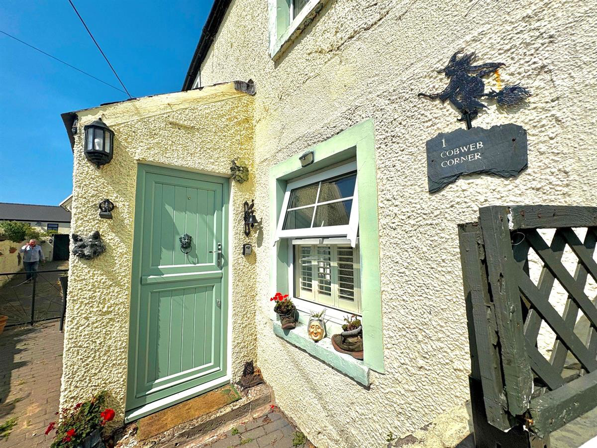 1 Cobwebs Corner, Brickyard, Porthcawl