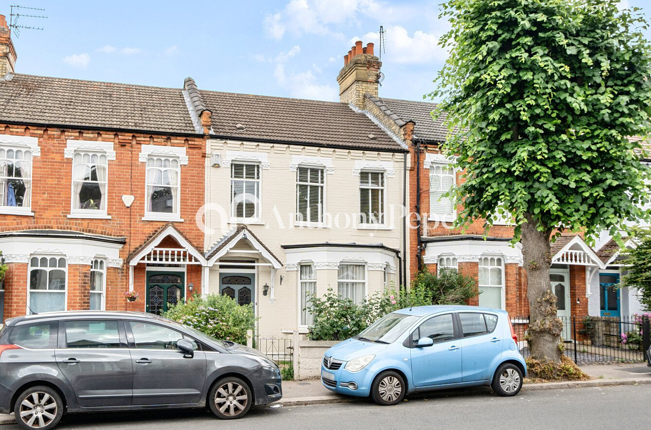 Hoppers Road, Winchmore Hill, London, N21