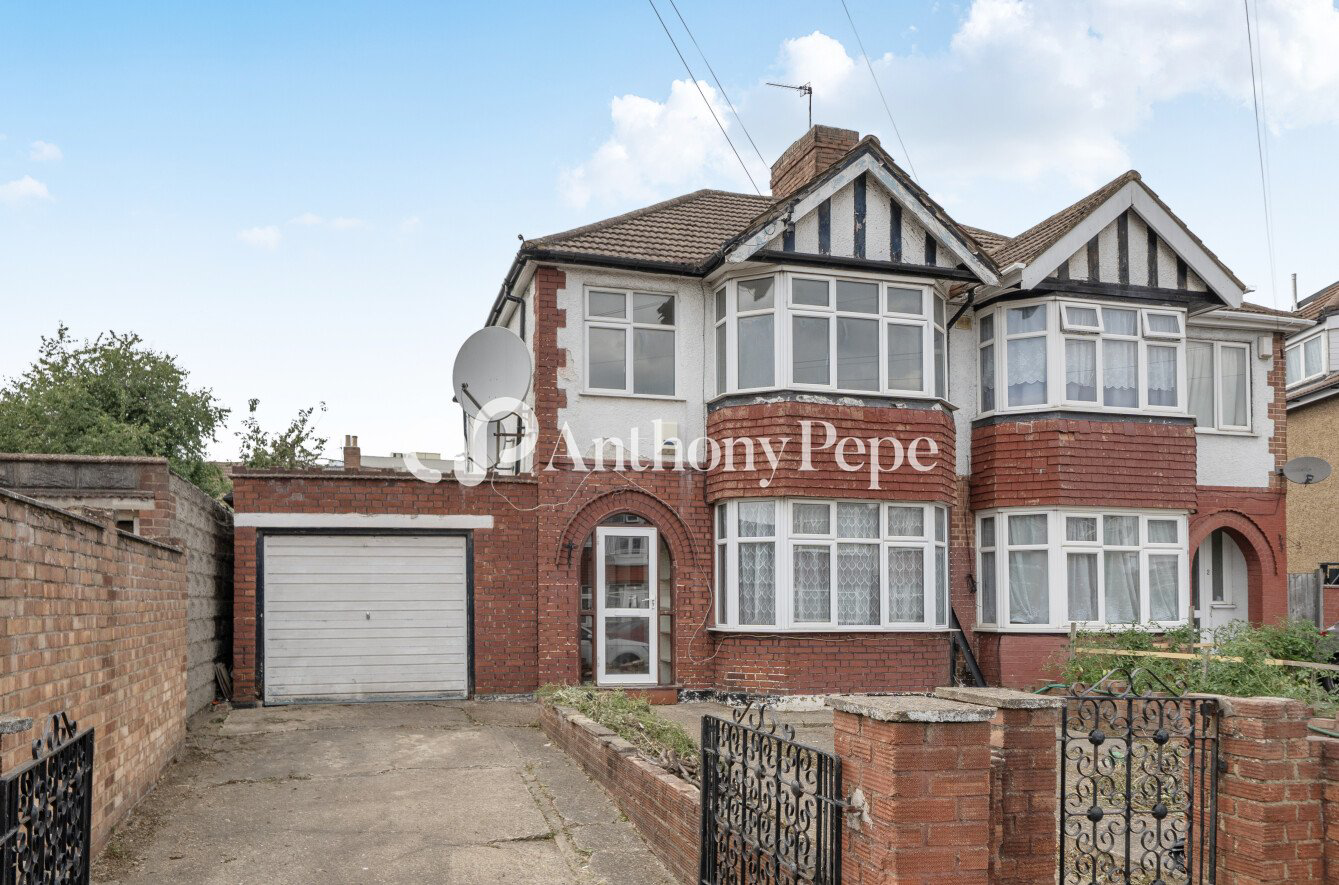 Hampshire Close, Edmonton, London, N18