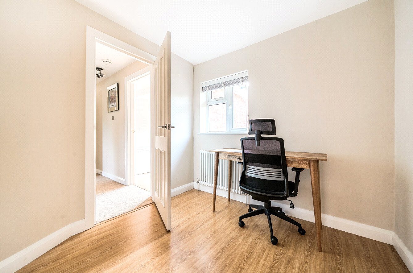 Government Row, Enfield, EN3, photo 13