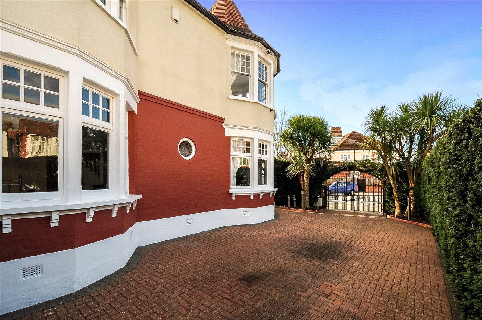 Lodge Drive, Palmers Green, London, N13, photo 5