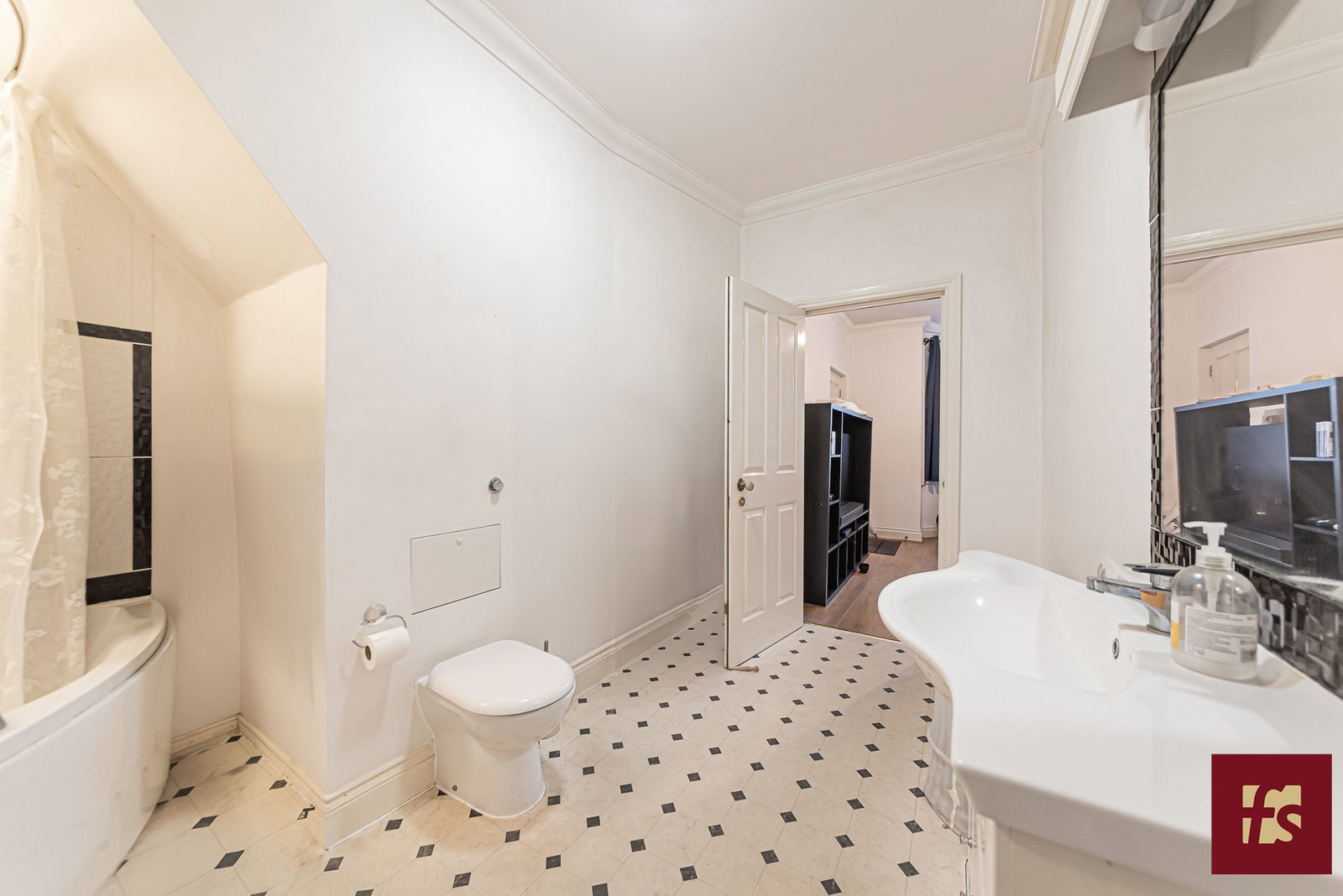 The Pines, Upper Broadmoor Road, Crowthorne, Berkshire, photo 7