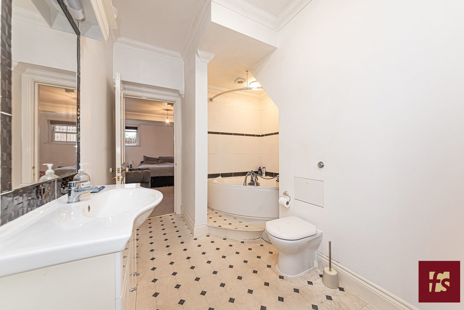 The Pines, Upper Broadmoor Road, Crowthorne, Berkshire, photo 6