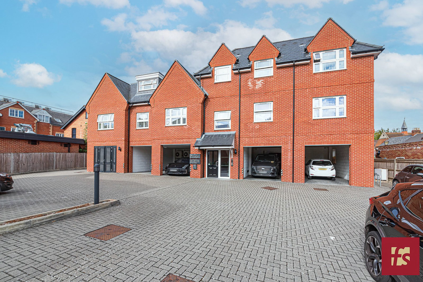 High Street, Crowthorne, Berkshire, RG45 7AD