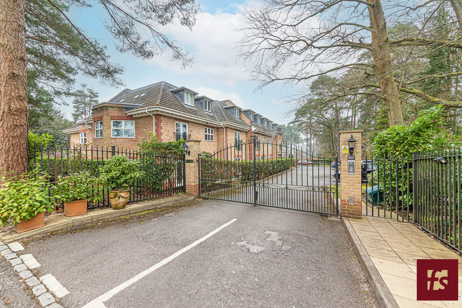 Ardwell Close, Crowthorne, Berkshire, RG45 6AG