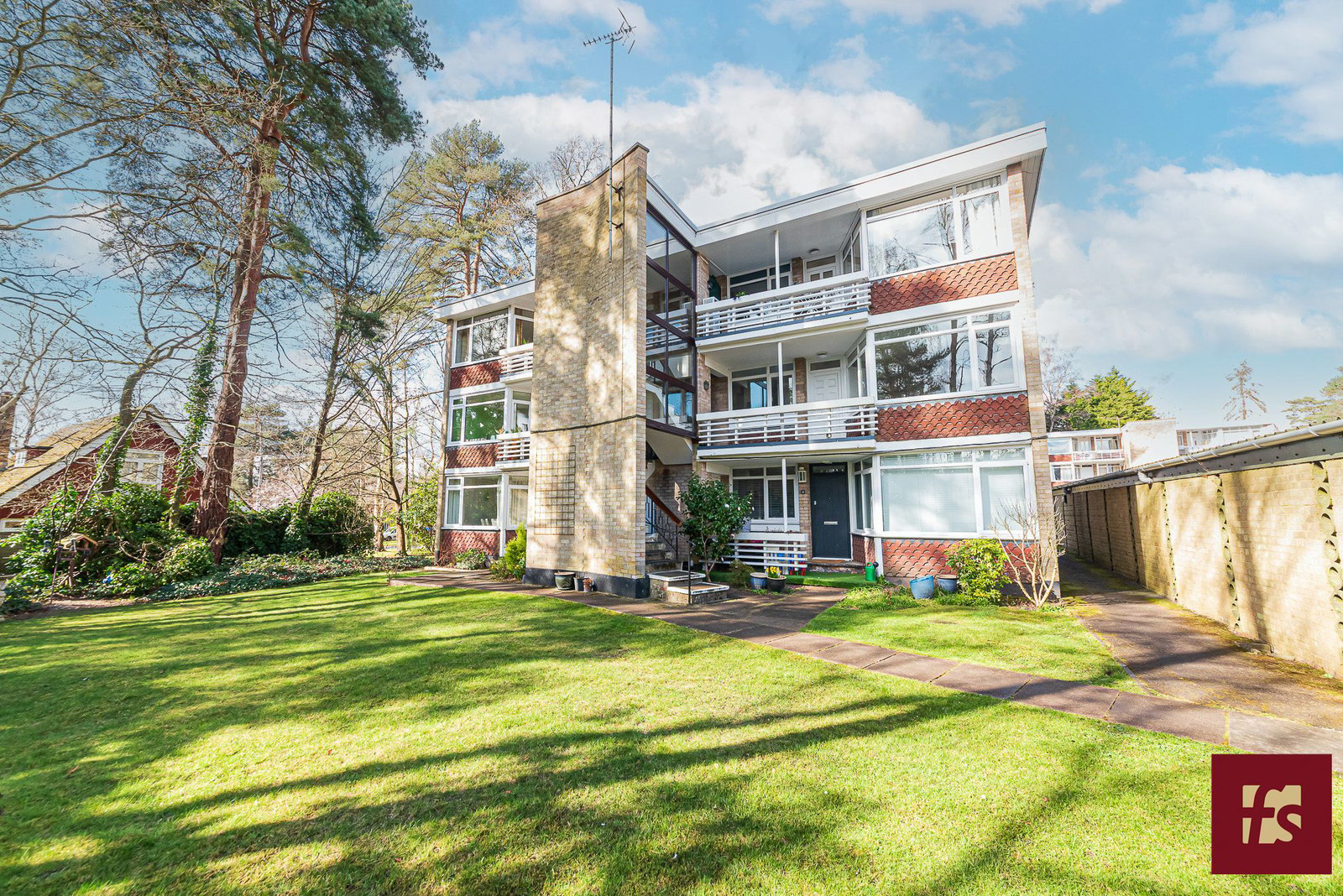Linkway, Crowthorne, Berkshire, RG45 6ET
