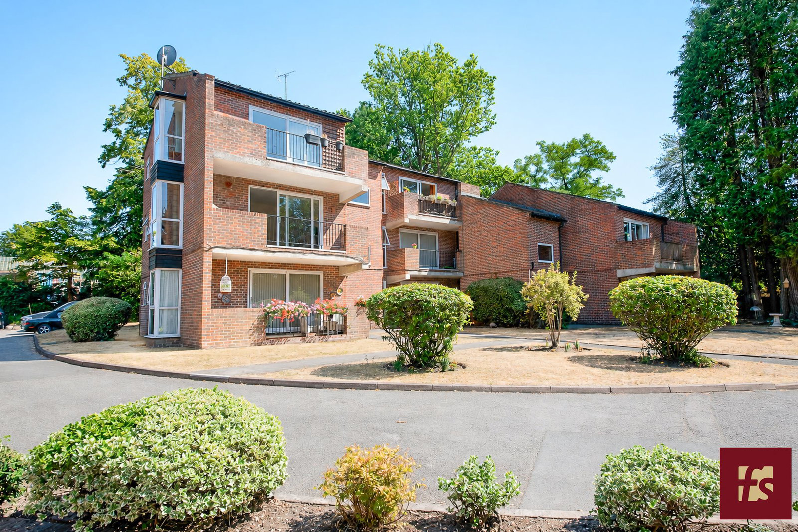 Nugee Court, Dukes Ride, Crowthorne, Berkshire, RG45 6SJ