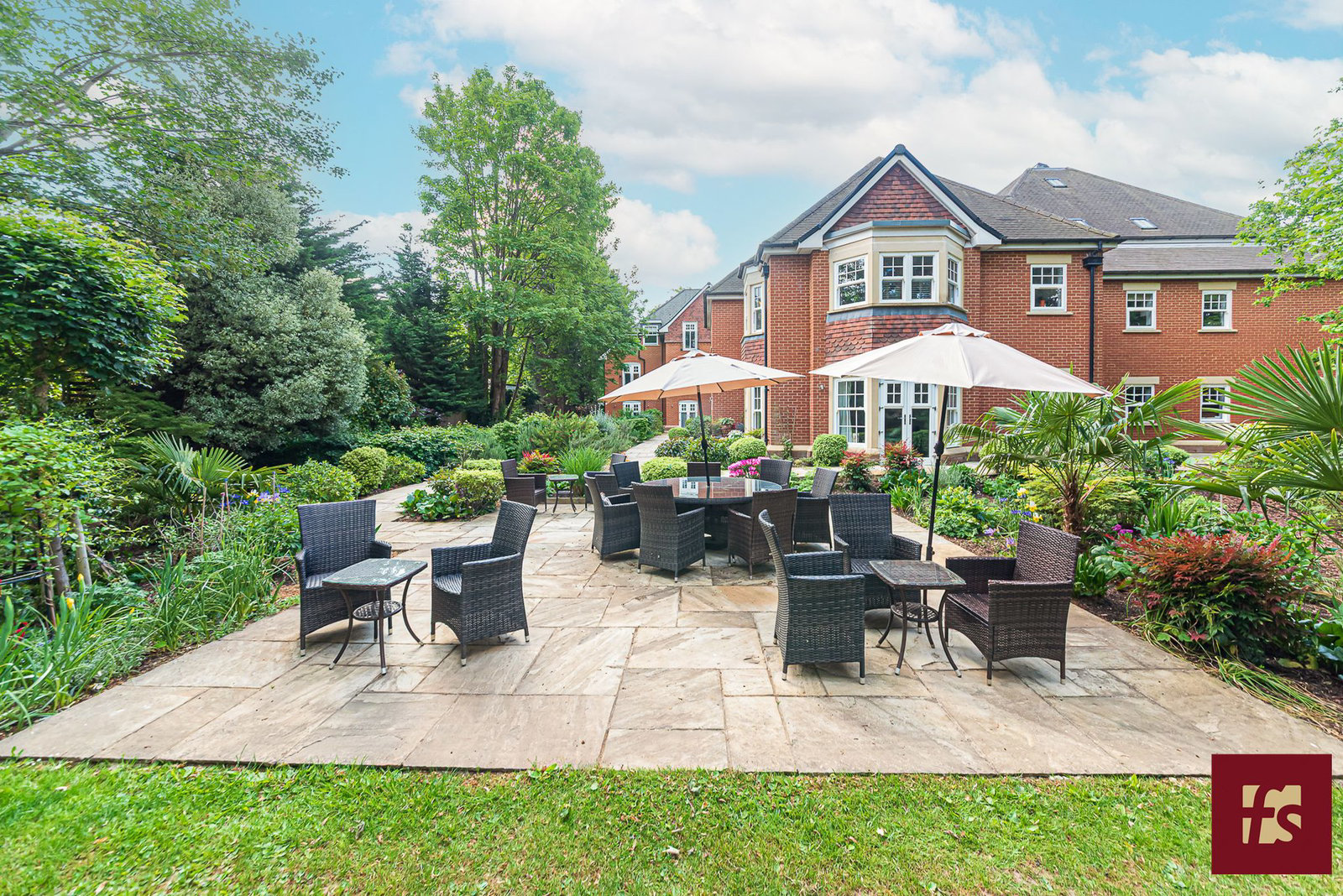 Fleur de lis, Dukes Ride, Crowthorne, Berkshire RG45 6AZ