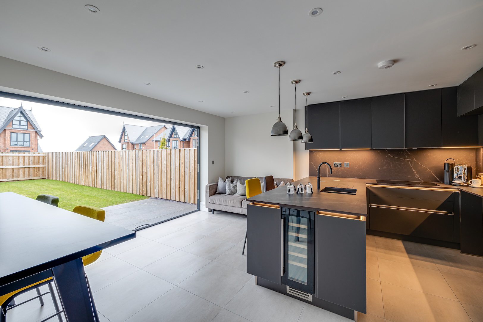 Beaufort Court, Lache Lane, CH4, photo 2