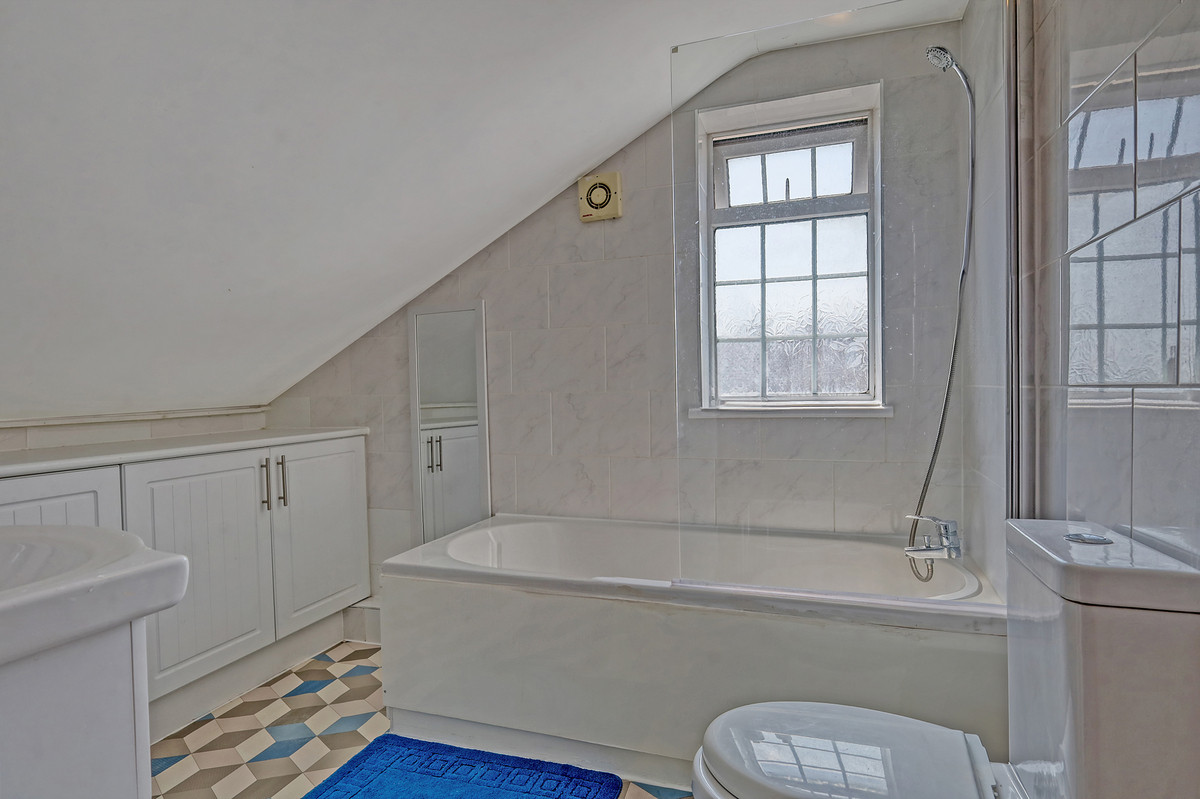 Brackendale Avenue, Basildon, SS13, photo 14