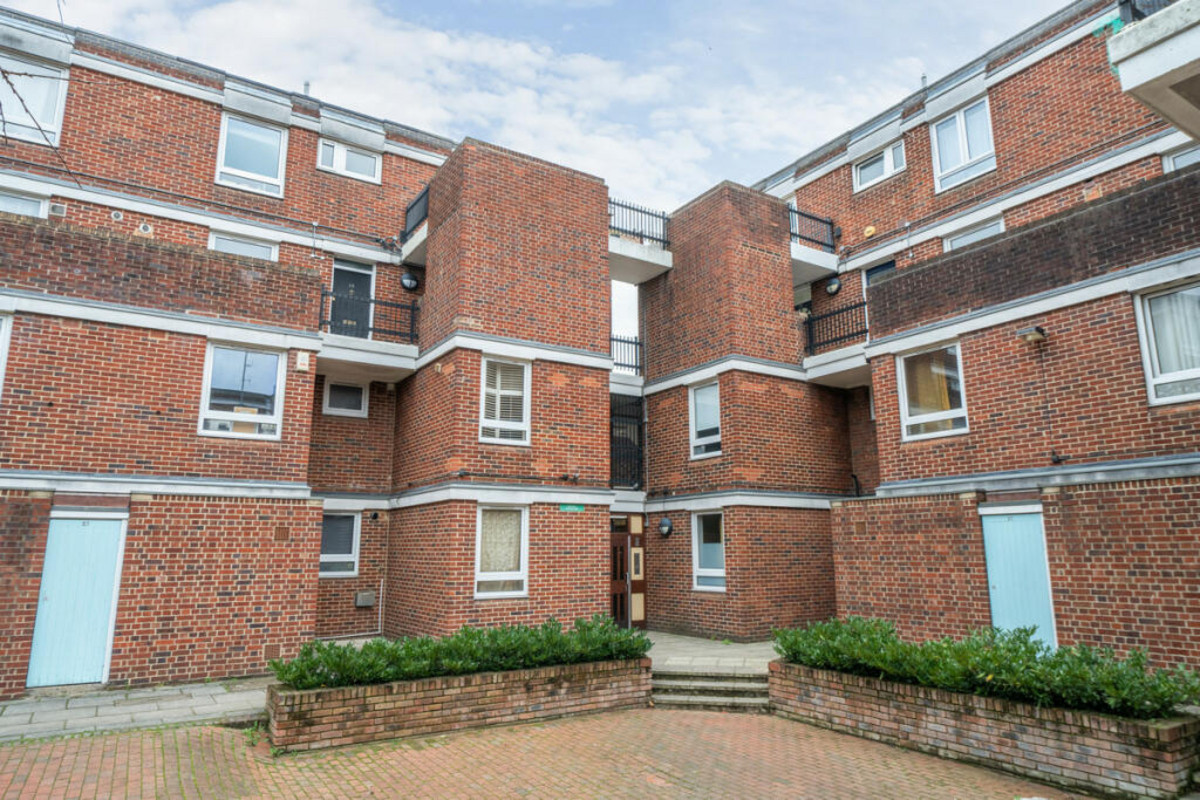 Wallis Close, London, SW11