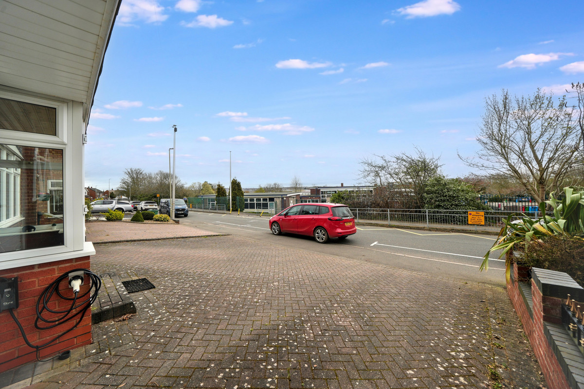 Granville Drive, Kingswinford, DY6, photo 2