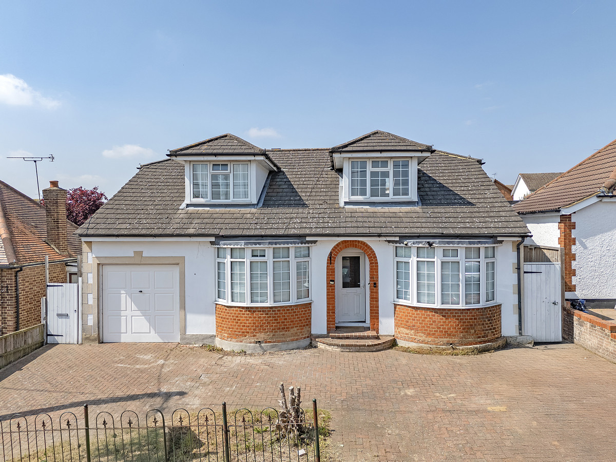 Brackendale Avenue, Basildon, SS13