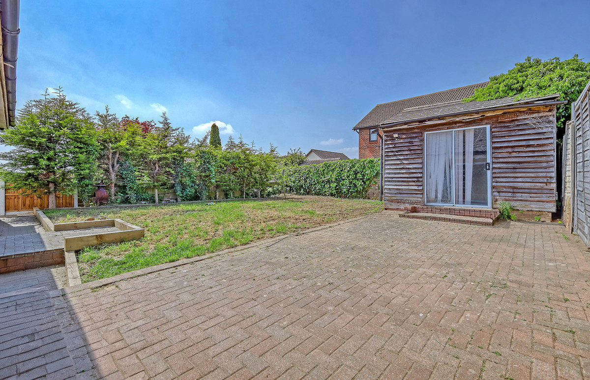 Brackendale Avenue, Basildon, SS13, photo 3