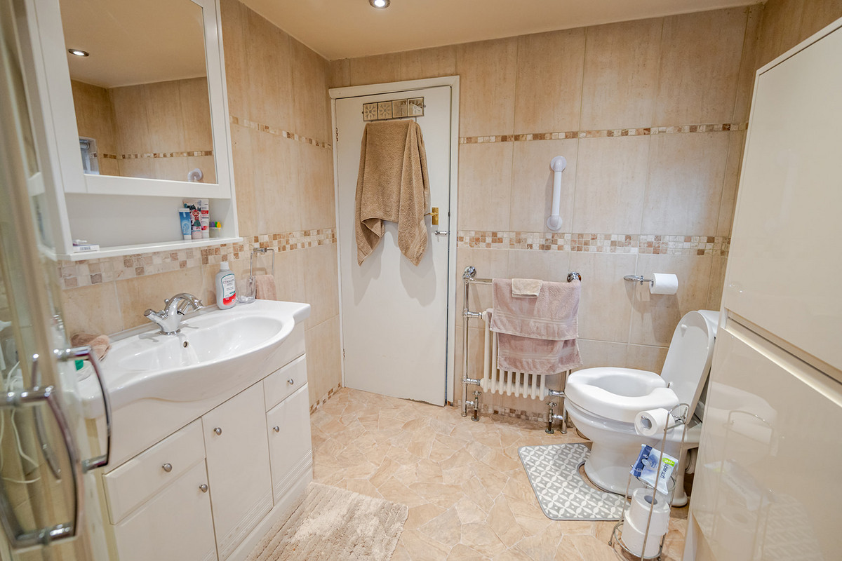 Spen Lane, Leeds, LS16, photo 26