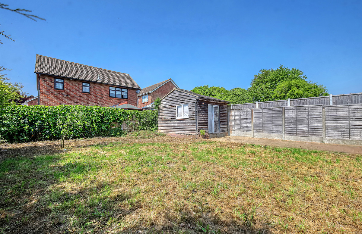 Brackendale Avenue, Basildon, SS13, photo 18