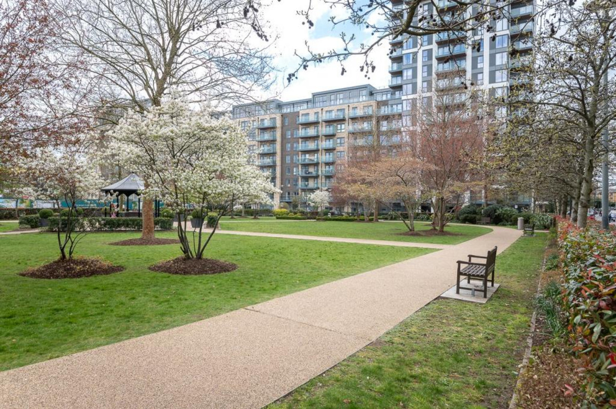 Beaufort Square, London, NW9, photo 13