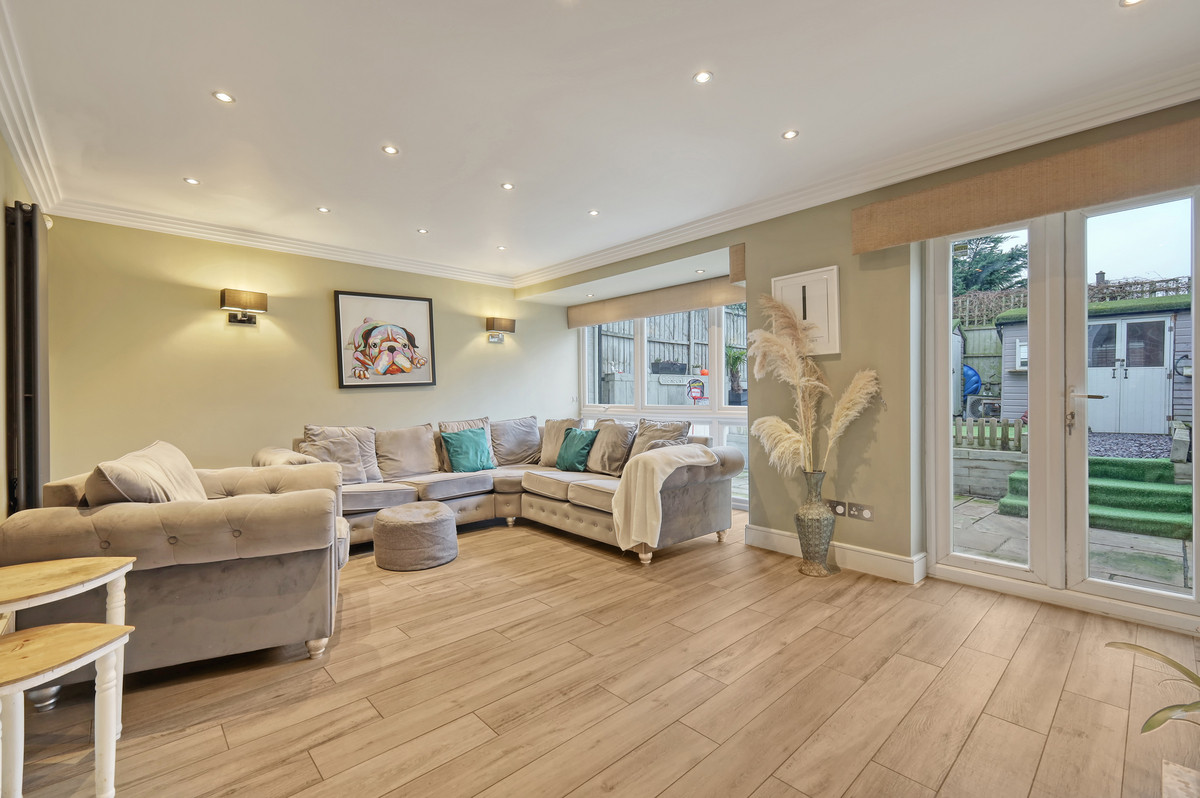 Samantha Mews, Havering-atte-bower, RM4