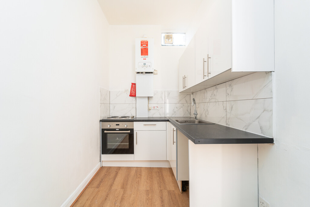 Seven Sisters Road, Finsbury Park, London, photo 3