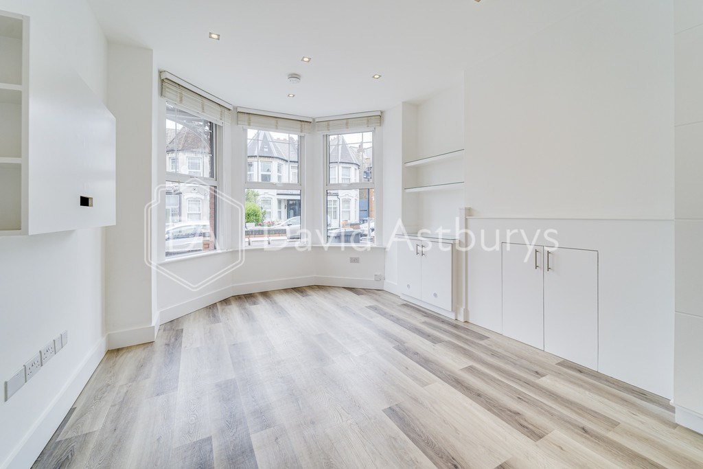 Sylvan Avenue, Wood Green, London, photo 2