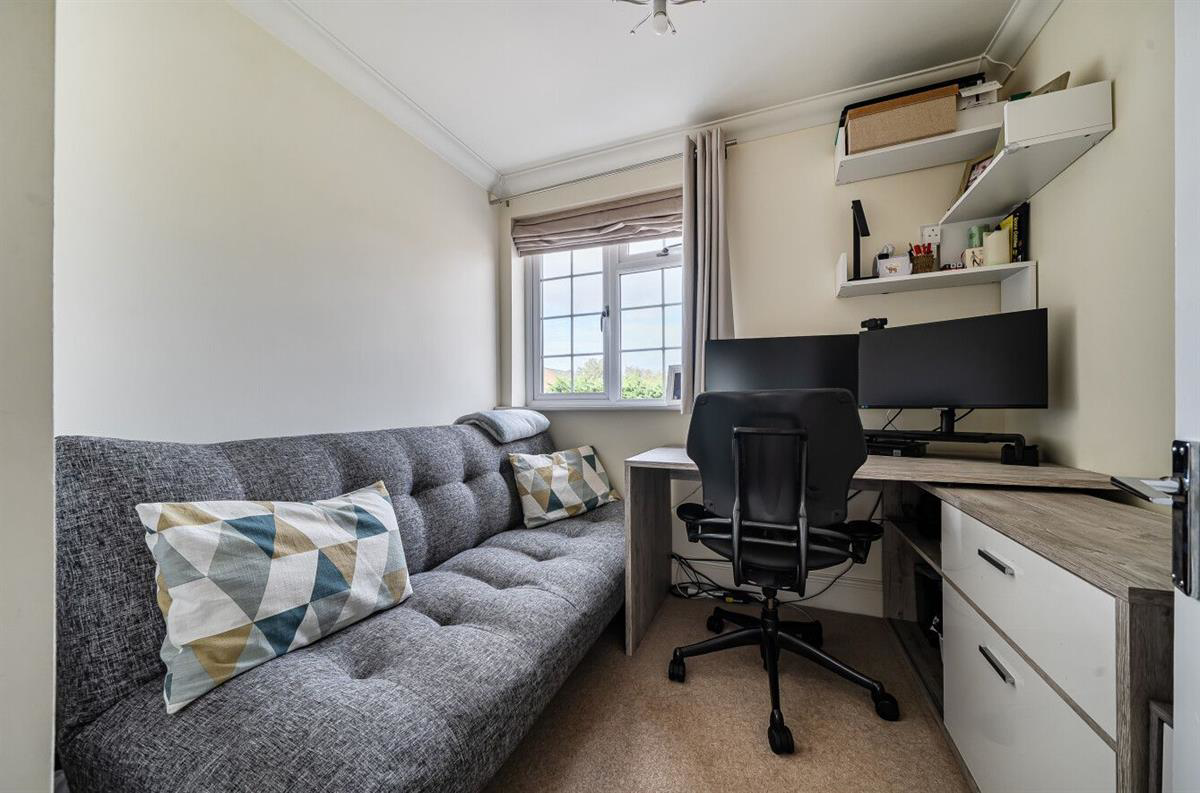 Holmes Crescent, Wokingham, photo 18