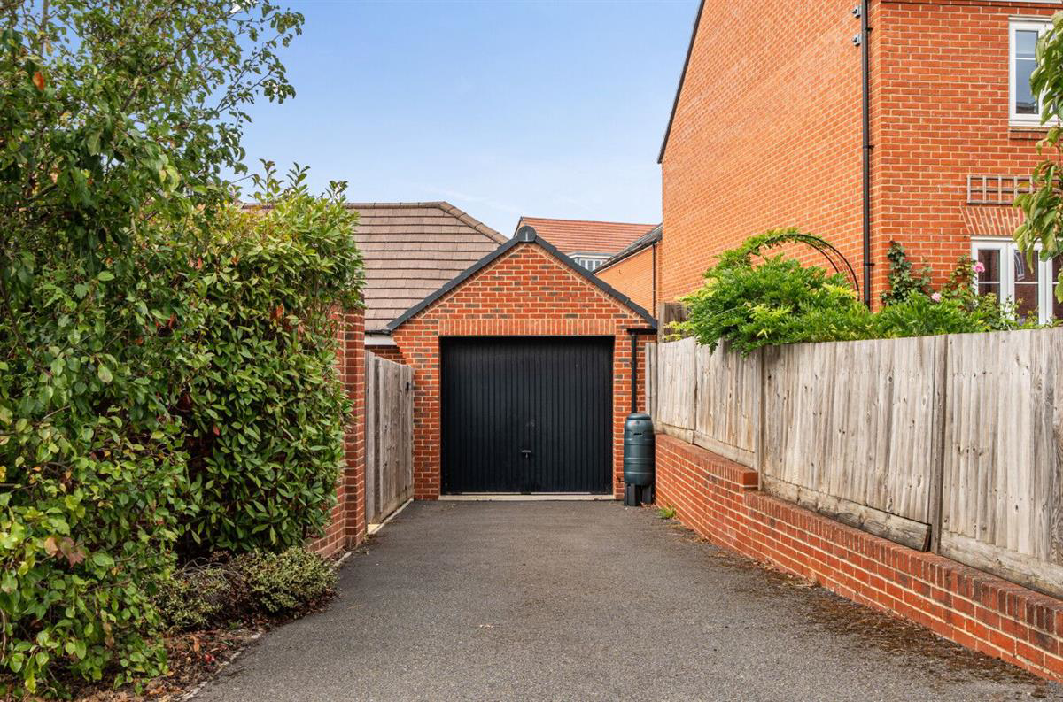 Ifould Crescent, Wokingham, photo 18