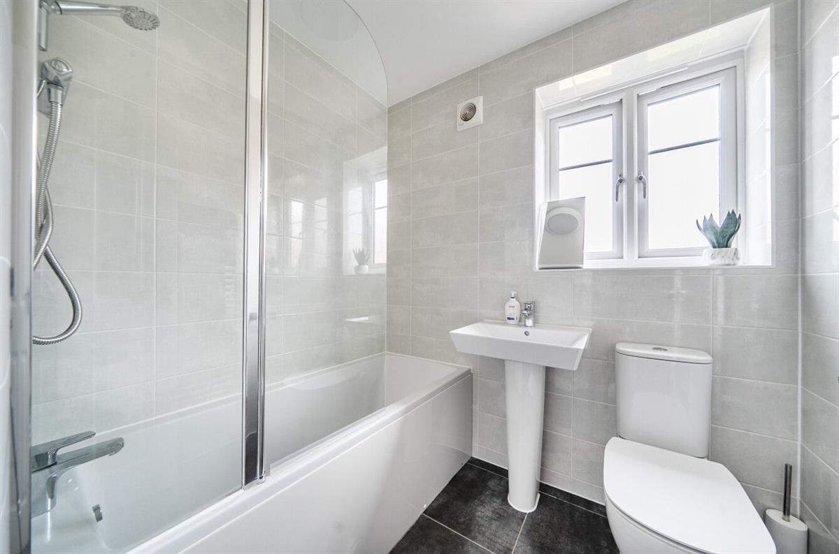 Ifould Crescent, Wokingham, photo 11