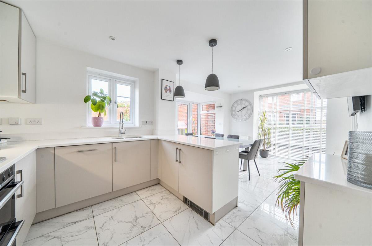 Ifould Crescent, Wokingham, photo 3