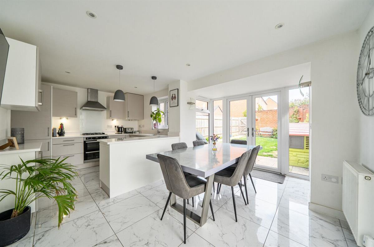 Ifould Crescent, Wokingham, photo 2